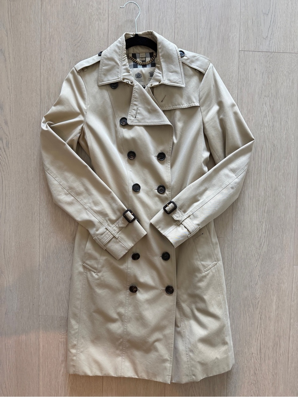 BUBERRY Classic Beige Trench Coat with Double-Breasted Buttons